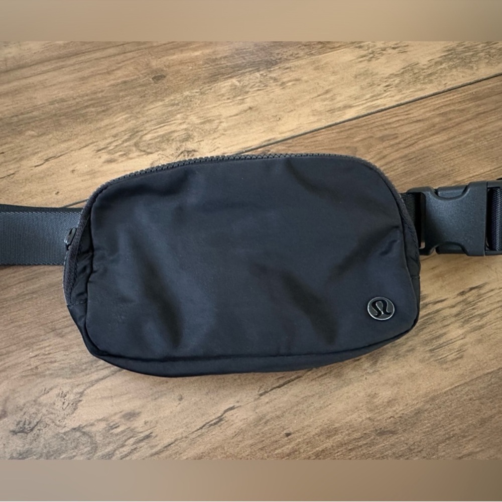 Lululemon Everywhere Belt Bag 1L - Picture 2 of 4